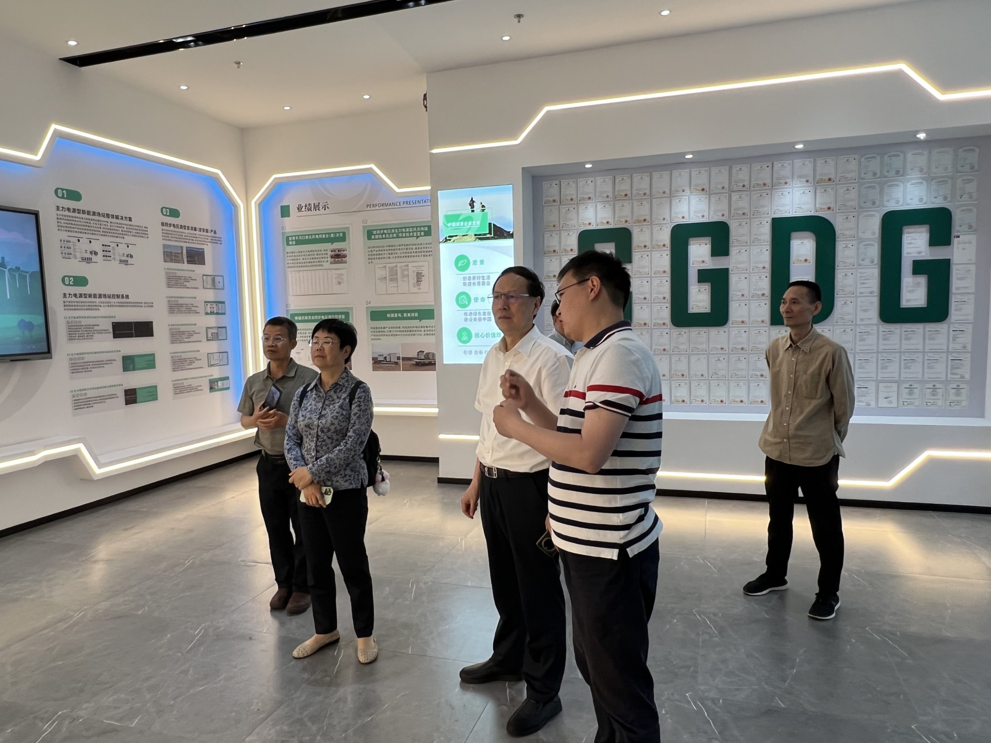 湖北省政府參事赴上海調(diào)研高?？萍汲晒D(zhuǎn)化與科技中介服務(wù)